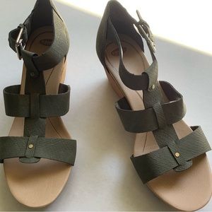 Dr. Scholl’s green wedge shoes size 9M.